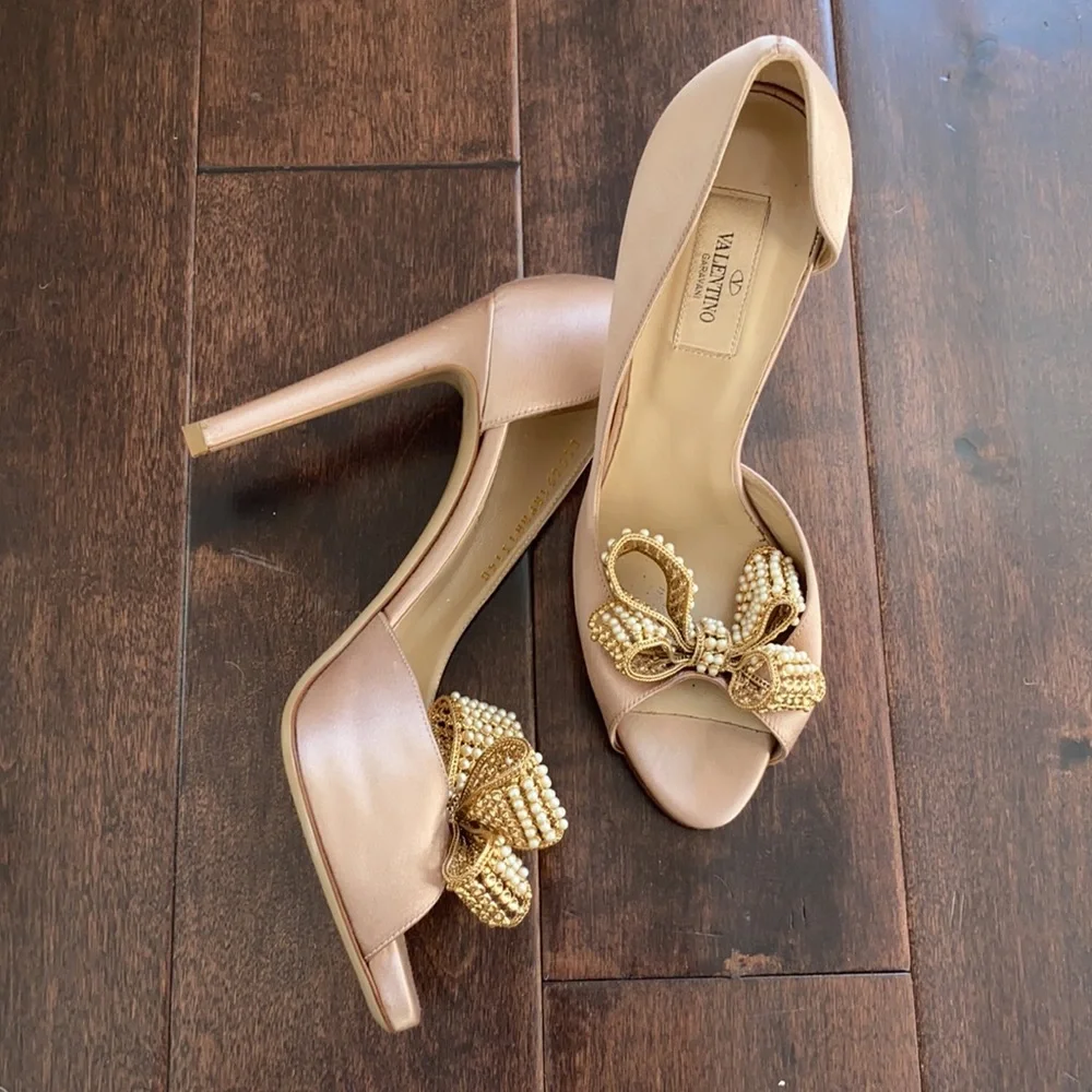 VALENTINO
Nude Satin Pearl Bow d'Orsay Pumps perfect sexy Valentine‘s shoe 💗 - Picture 4 of 11